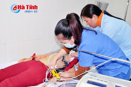Nhân viên Khoa Cấp cứu - Chống độc BVĐK Hà Tĩnh kiểm tra sức khỏe bệnh nhân Nhân viên Khoa Cấp cứu - Chống độc BVĐK Hà Tĩnh kiểm tra sức khỏe bệnh nhân