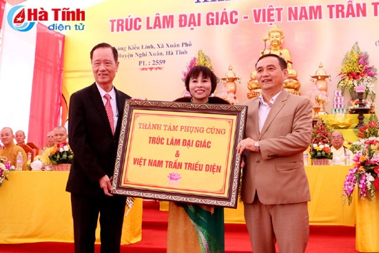 Gia đình ông Trần Quag Luận phụng cúng công trình Trúc Lâm đại giác - Việt Nam Trần triều điện cho dòng họ Trần Việt Nam quản lý.