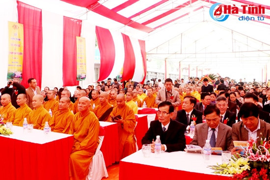 Đông đảo con cháu dòng họ Trần và tăng ni phật tử gần xa về tham dự lễ