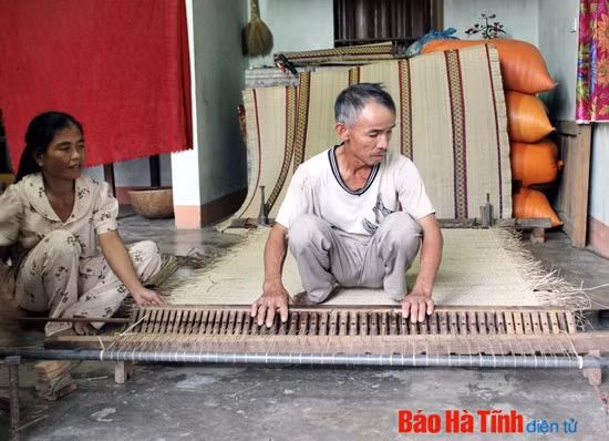Nghề dệt chiếu đang được nhiều hộ dân làng Nam Sơn - thị trấn Nghèn (Can Lộc) duy trì.