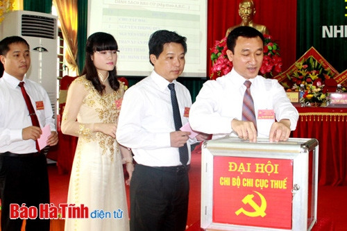 Các đại biểu biểu quyết số lượng và bầu BCH nhiệm kỳ mới