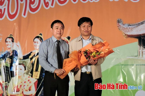 Đại diện nhà trường tặng hoa chúc tết đại diện SV Lào