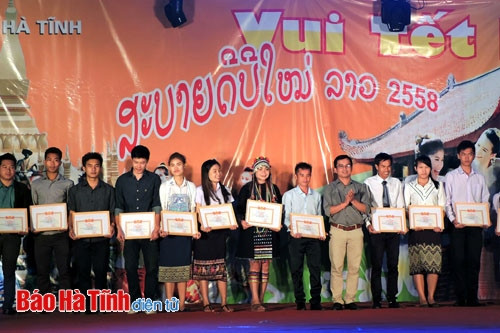 Trao giấy khen các lưu học sinh Lào có nhiều đóng góp trong việc hỗ trợ giảng dạy tiếng Việt