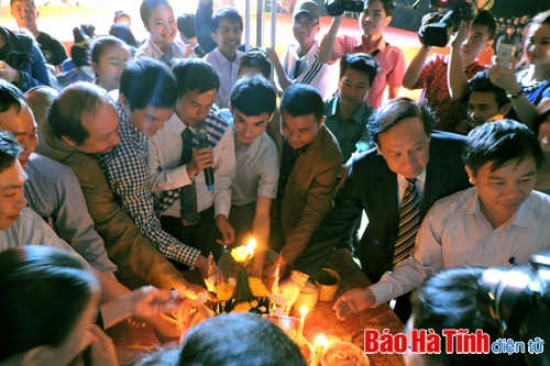 Buộc chỉ cổ tay lấy may trong năm mới