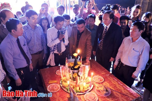 SV Lào chủ trì cúng lễ