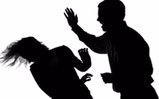 Bị chồng hay ngược đãi, có được quyền đơn phương yêu cầu ly hôn? ảnh 1