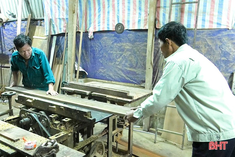 Xưởng mộc của CCB Nguyễn Đình Hợp đã tạo công ăn việc làm cho 8 hội viên Chi hội Cựu chiến binh tổ dân phố Tân Định. bqbht_br_3.jpg