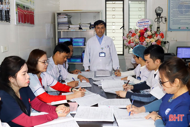 Một buổi giao ban triển khai công việc tại Khoa Ngoại, Trung tâm Y tế huyện Đức Thọ bqbht_br_7.jpg