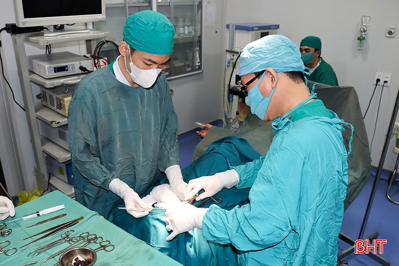 Bác sỹ Nhiệm (người bên phải) trực tiếp phẫu thuật nối gân bàn chân cho bệnh nhân. Bác sỹ Nhiệm (người bên phải) trực tiếp phẫu thuật nối gân bàn chân cho bệnh nhân.