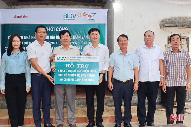 Đại diện BIDV Chi nhánh Hà Tĩnh trao biểu trưng hỗ trợ 350 triệu đồng hỗ trợ xây dựng 5 nhà ở cho Quỹ vì người nghèo huyện Đức Thọ. Đại diện BIDV Chi nhánh Hà Tĩnh trao biểu trưng hỗ trợ 350 triệu đồng hỗ trợ xây dựng 5 nhà ở cho Quỹ vì người nghèo huyện Đức Thọ.