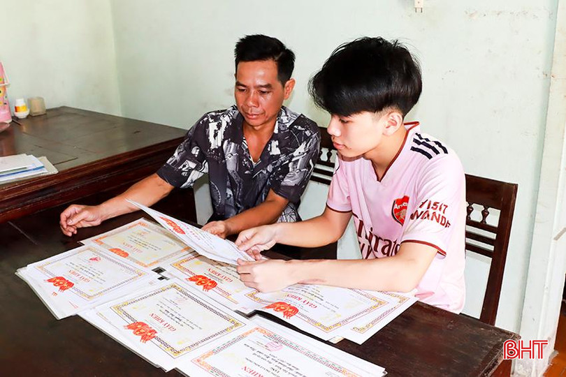 Trong suốt 12 năm học, em Nguyễn Tấn Minh đều đạt học sinh giỏi. 2.jpg