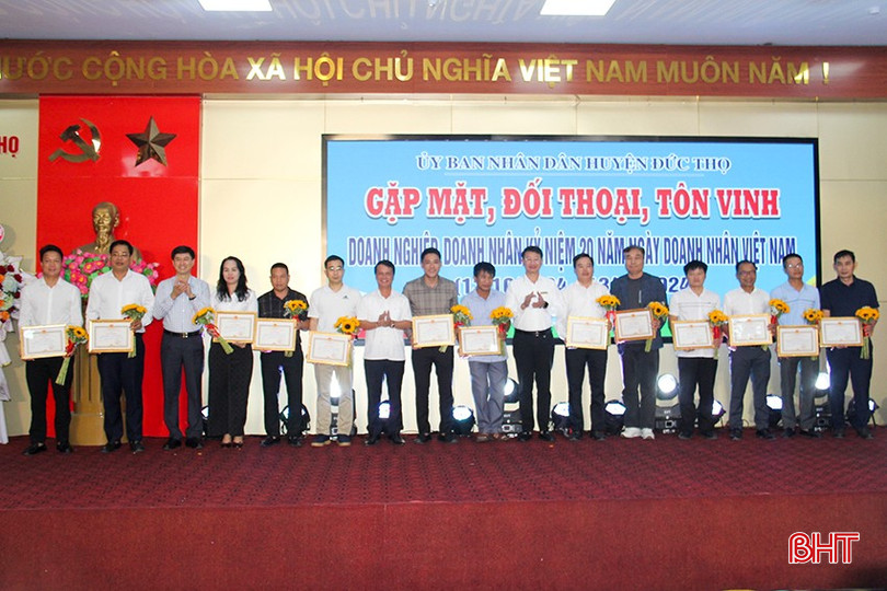 Dịp này, UBND huyện Đức Thọ tặng 31 giấy khen cho các doanh nghiệp và doanh nhân tiêu biểu có thành tích xuất sắc trong sản xuất, kinh doanh năm 2024. Dịp này, UBND huyện Đức Thọ tặng 31 giấy khen cho các doanh nghiệp và doanh nhân tiêu biểu có thành tích xuất sắc trong sản xuất, kinh doanh năm 2024.