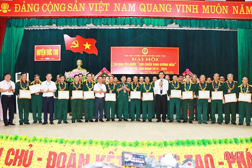 Tại đại hội, 12 tập thể và 16 cá nhân đạt thành tích xuất sắc trong thực hiện phong trào thi đua CCB gương mẫu giai đoạn 2019 - 2024 được UBND huyện tặng giấy khen. A7.jpg