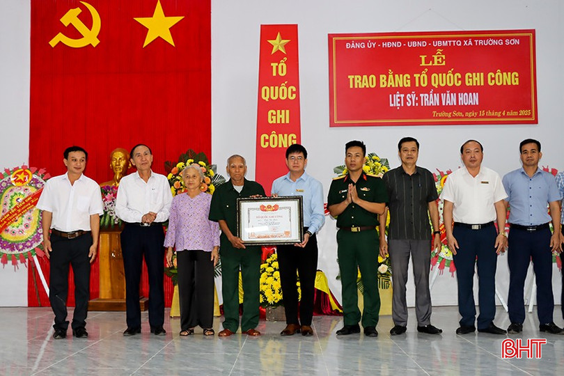 Lãnh đạo huyện Đức Thọ, xã Trường Sơn trao bằng Tổ quốc ghi công cho thân nhân gia đình liệt sỹ Trần Văn Hoan. bqbht_br_a3.jpg