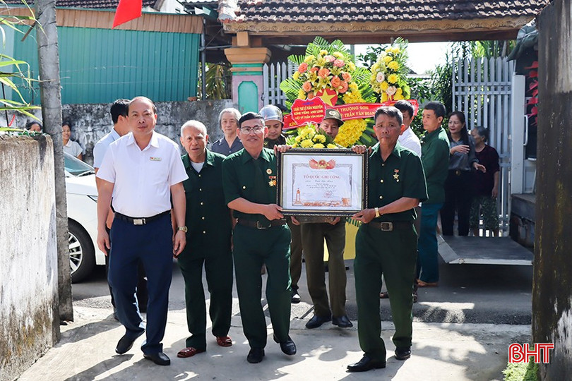 Ngay sau buổi lễ, các ban, ngành, tổ chức, đoàn thể, chính quyền địa phương, bà con Nhân dân đã tổ chức rước bằng "Tổ quốc ghi công" liệt sỹ Trần Văn Hoan về tại gia đình thân nhân liệt sỹ. bqbht_br_a1.jpg