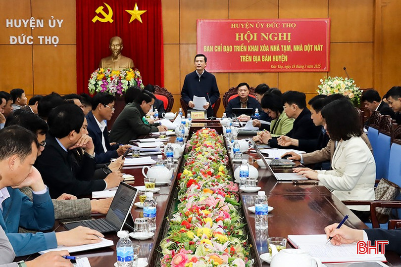 Các đồng chí trong Thường trực Huyện ủy Đức Thọ chủ trì hội nghị. bqbht_br_1.jpg