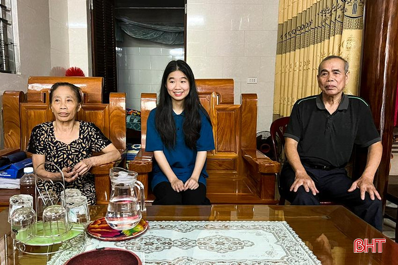 Tố Uyên cùng ông bà nội bên ngôi nhà nhỏ ở thôn Bến Hến, xã Trường Sơn, Đức Thọ. A.jpg