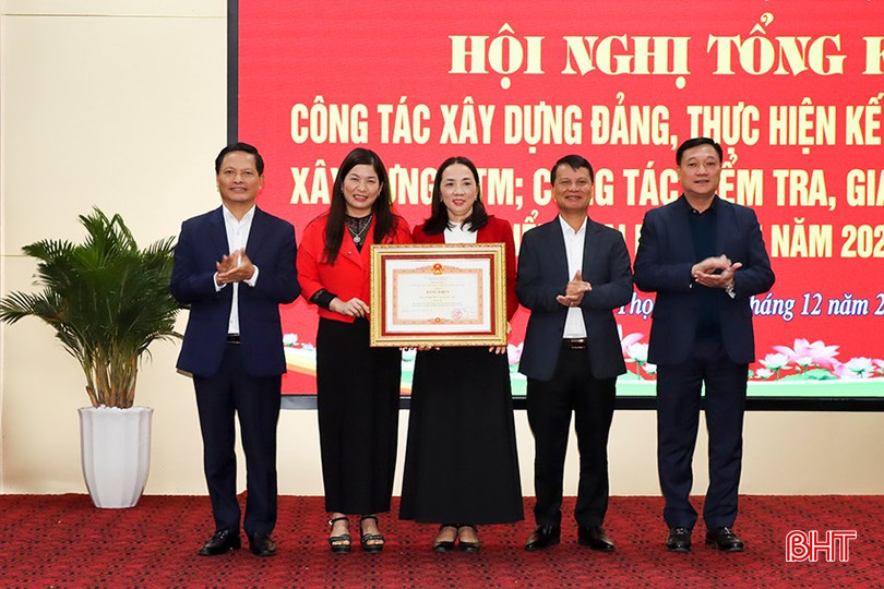Lãnh đạo huyện trao bằng khen của Chính phủ cho Hội LHPN huyện Đức Thọ bqbht_br_13.jpg