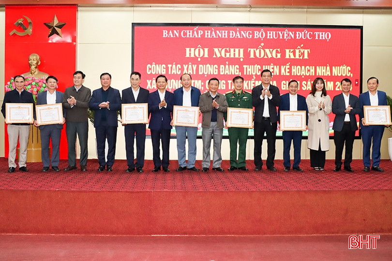 Tặng giấy khen cho các tập thể, cá nhân có thành tích xuất sắc trong phong trào thi đua xây dựng NTM, phong trào thi đua thực hiện kế hoạch Nhà nước năm 2024. bqbht_br_11.jpg