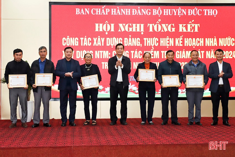 Ban Thường vụ Huyện ủy tặng giấy khen cho các tập thể, cá nhân hoàn thành xuất sắc nhiệm vụ bqbht_br_14.jpg