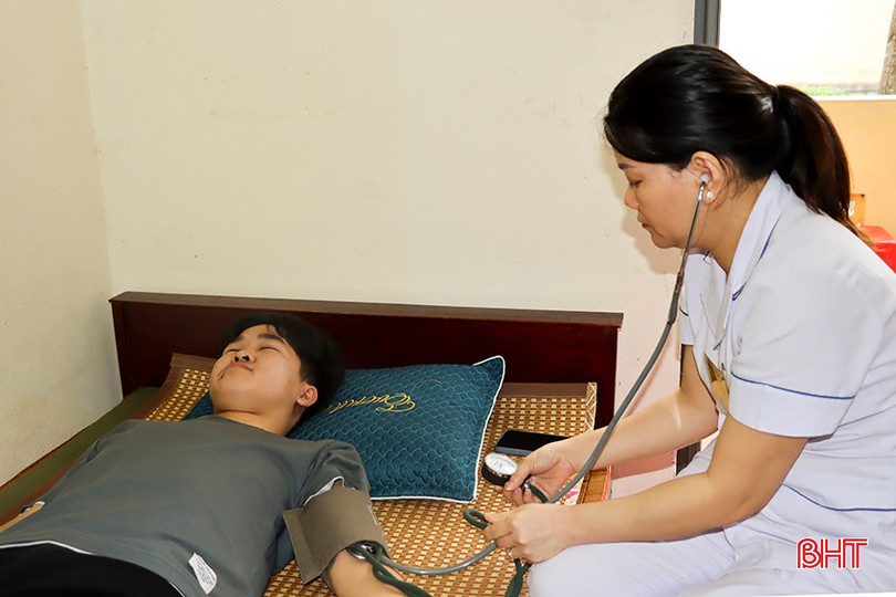 Các thanh niên trong độ tuổi nhập ngũ được khám sàng lọc sức khỏe. bqbht_br_a4.jpg