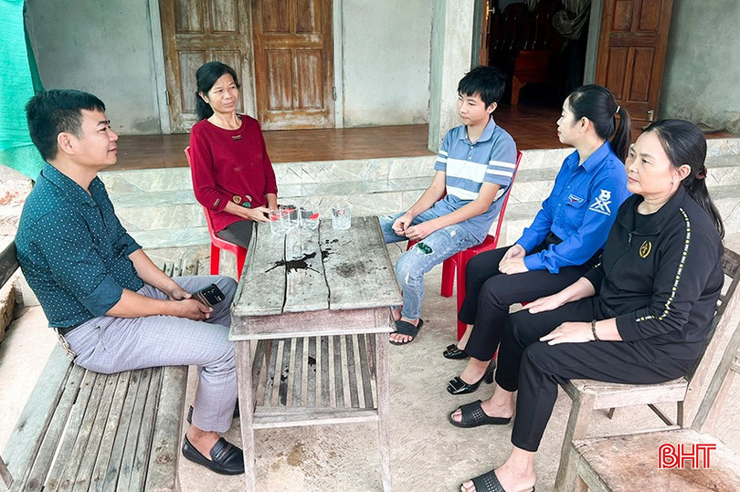 Ban Chỉ huy Quân sự xã Tân Dân động viên thanh niên tham gia khám tuyển nghĩa vụ quân sự. bqbht_br_6.jpg