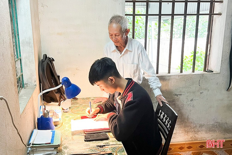 Em Nguyễn Ngọc Toại ở thôn Trung Hậu, xã Yên Hồ tự nguyện viết đơn xin nhập ngũ đợt này. bqbht_br_3.jpg