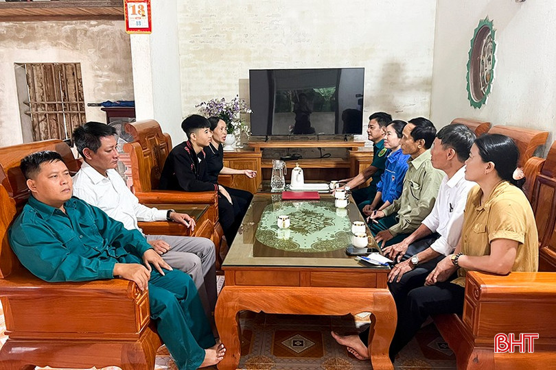 Chính quyền xã Yên Hồ trực tiếp đến tận nhà các thanh niên được gọi khám tuyển nghĩa vụ năm 2025 để động viên tinh thần và khuyến khích các em hoàn thành tốt nghĩa vụ quân sự đối với Tổ quốc. bqbht_br_2.jpg