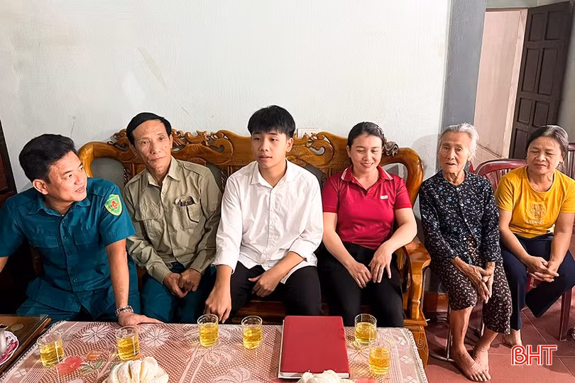 Em Nguyễn Anh Tuấn ở thôn Tiến Hòa là một trong 2 thanh niên của xã Yên Hồ (Đức Thọ) viết đơn tình nguyện nhập ngũ năm 2025.