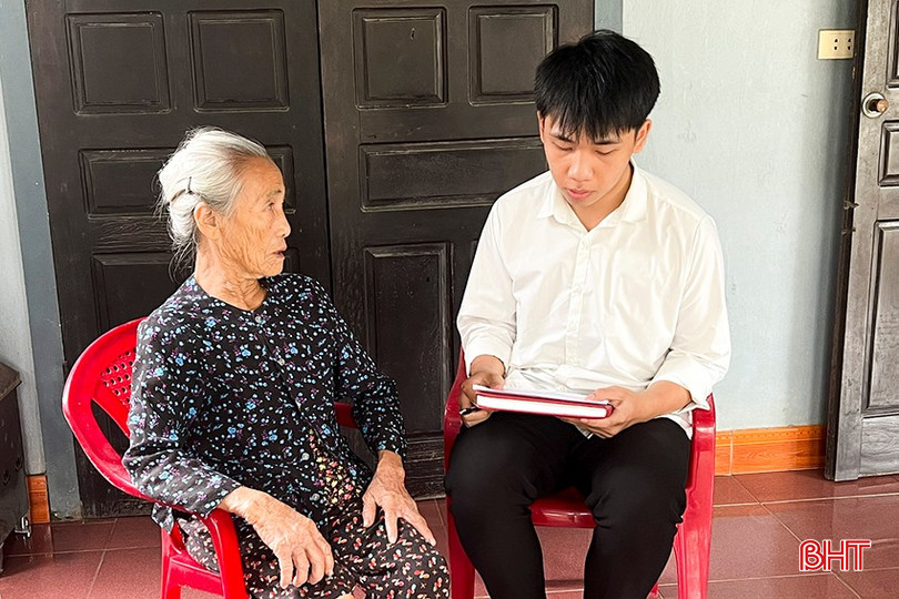 Sau khi viết đơn xong, em Tuấn đã đọc cho bà nội nghe. bqbht_br_8.jpg
