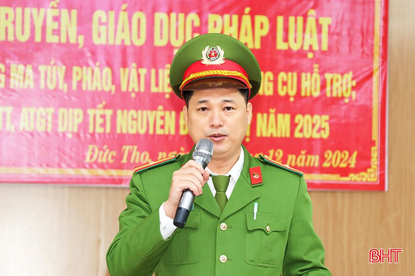 Thiếu tá Nguyễn Tống Giang - Phó Đội trưởng Đội Quản lý hành chính về trật tự xã hội, Công an huyện Đức Thọ tuyên truyền về phòng chống sử dụng pháo, vật liệu nổ và công cụ hỗ trợ cho các em học sinh. bqbht_br_2.jpg
