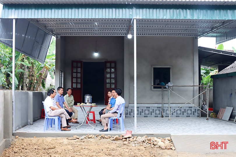 Để hoàn thành mục tiêu xóa nhà tạm, nhà dột nát cho hộ nghèo, cận nghèo đúng tiến độ, huyện Đức Thọ đã huy động cả cộng đồng cùng chung tay, góp sức. bqbht_br_n5.jpg