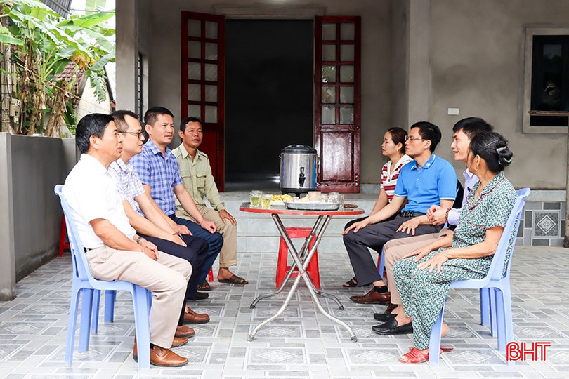 Đoàn công tác Ủy ban MTTQ huyện Đức Thọ, xã Hòa Lạc kiểm tra tiến độ thi công nhà ở của bà Nguyễn Thị Hà ở thôn Hòa Thái. bqbht_br_n3.jpg