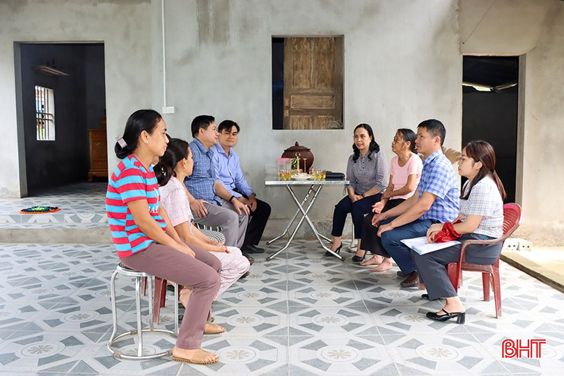 Lãnh đạo huyện Đức Thọ kiểm tra ngôi nhà của bà Tạ Thị Thủy ở thôn Long Sơn, xã An Dũng vừa được hoàn thành đưa vào sử dụng. bqbht_br_n6.jpg