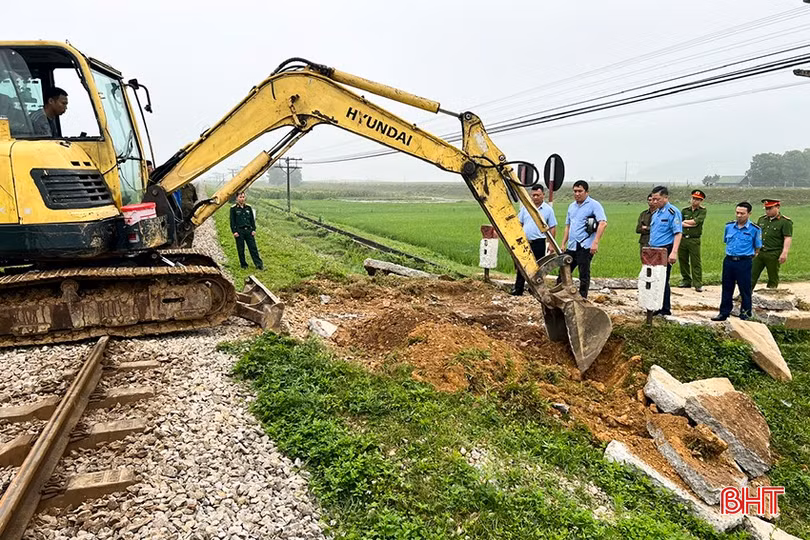 Các lực lượng, máy móc được huy động để tiến hành phá bỏ lối đi tự mở.