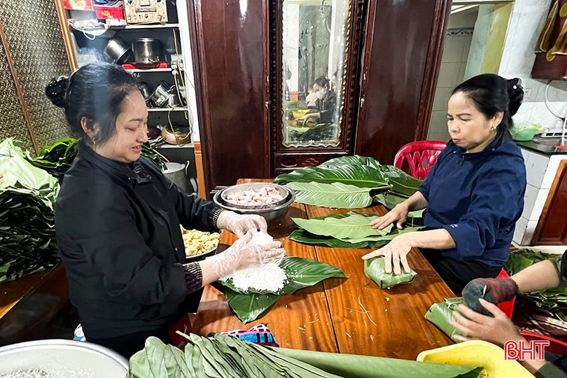 Để có một chiếc bánh chưng ngon, người làm phải tính toán lượng gạo, đỗ, thịt cân đối. bqbht_br_3.jpg