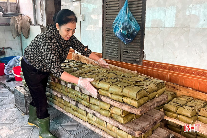 Bánh chưng sau khi được nấu chín phải được ép trong một thời gian nhất định để bánh ráo nước và có mẫu mã đẹp vuông thành sắc cạnh bqbht_br_1.jpg