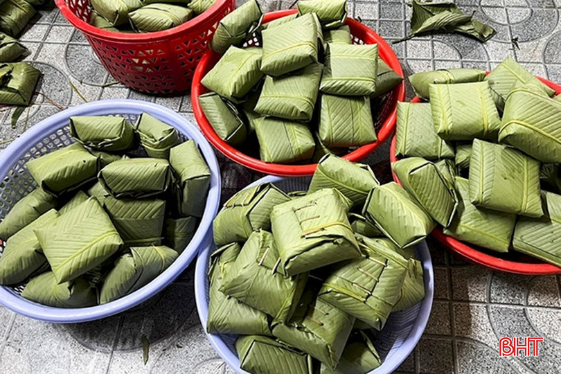 Những chiếc bánh đã được những người thợ ở làng Khoóng gói xong để chuẩn bị cho lên bếp nấu bqbht_br_5.jpg