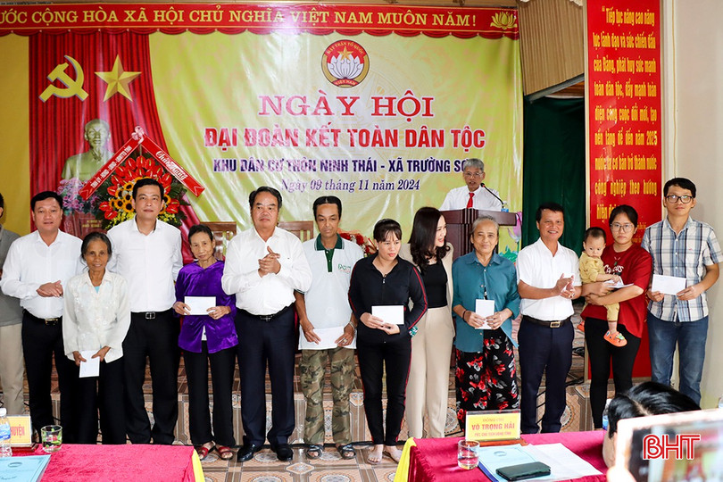 Lãnh đạo tỉnh, huyện Đức Thọ trao tặng 20 suất quà cho các hộ hoàn cảnh khó khăn trên địa bàn xã Trường Sơn. bqbht_br_6.jpg
