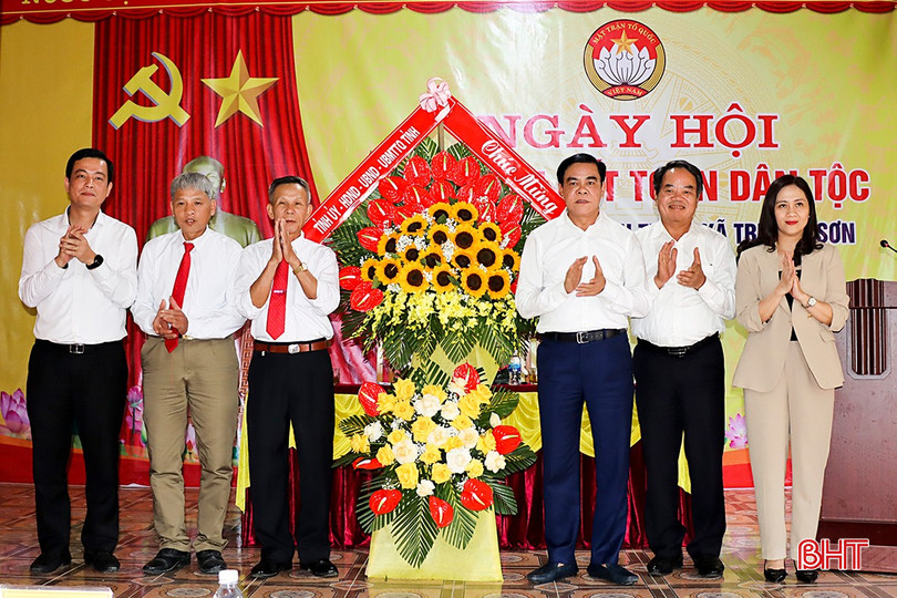 Lãnh đạo tỉnh, huyện Đức Thọ tặng hoa chúc mừng cán bộ, Nhân dân thôn Ninh Thái. bqbht_br_4.jpg