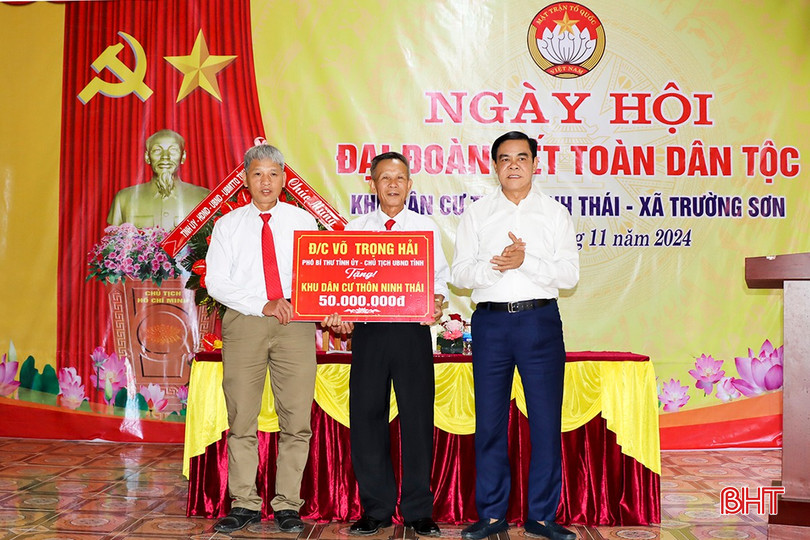 Chủ tịch UBND tỉnh Võ Trọng Hải trao tặng cán bộ và Nhân dân thôn Ninh Thái số tiền 50 triệu đồng. bqbht_br_2.jpg