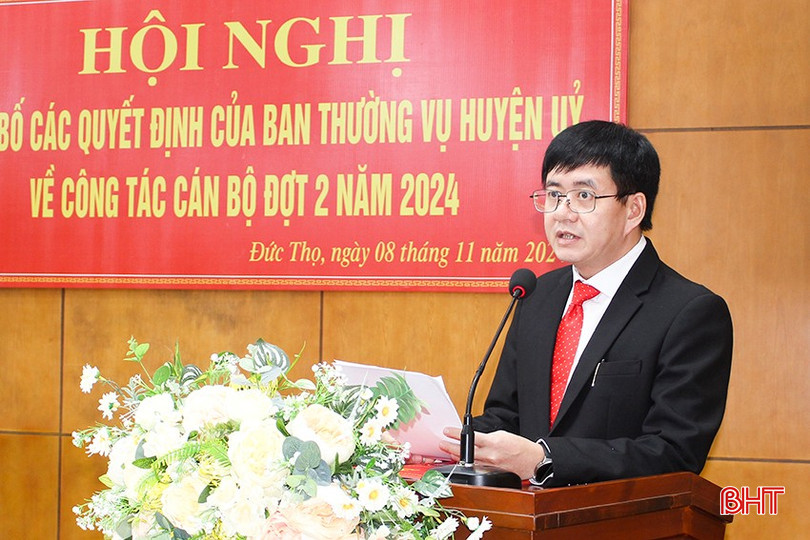 Trưởng ban Tổ chức Huyện ủy Đức Thọ Nguyễn Ngọc Tuấn công bố các quyết định bổ nhiệm, luân chuyển cán bộ của Ban Thường vụ Huyện ủy. bqbht_br_a1.jpg