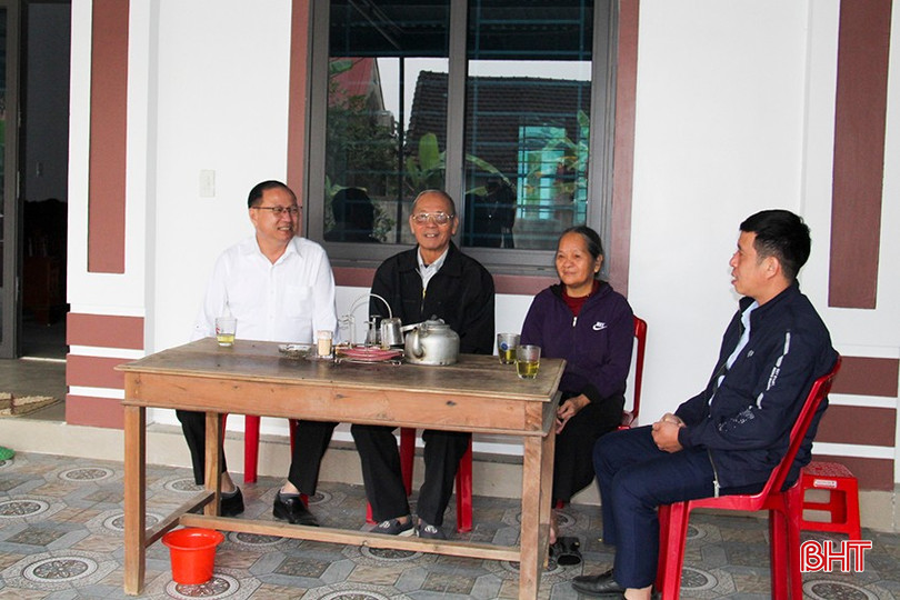 Bà Thái Thị Bé vui mừng khi Tết năm nay được sống trong ngôi nhà mới khang trang... bqbht_br_a.jpg