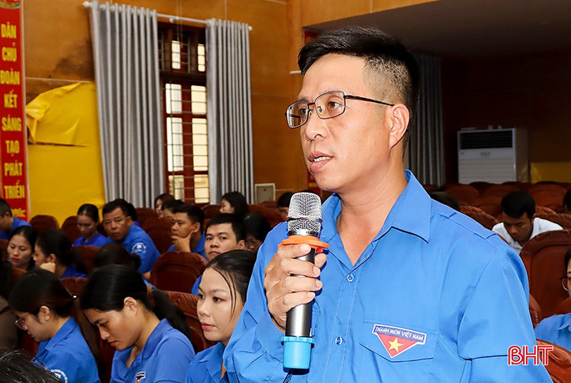 Bí thư Đoàn xã Bùi La Nhân Lê Quang Thành trao đổi về tình trạng hạ tầng chuyển đổi số trên địa bàn chưa đáp ứng yêu cầu thực tiễn. 3-4619.jpg