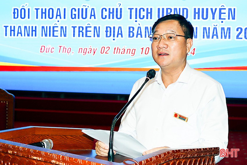 Chủ tịch UBND huyện Đức Thọ Trần Hoài Đức thông tin, trao đổi những vấn đề ĐVTN quan tâm. 1-5929.jpg