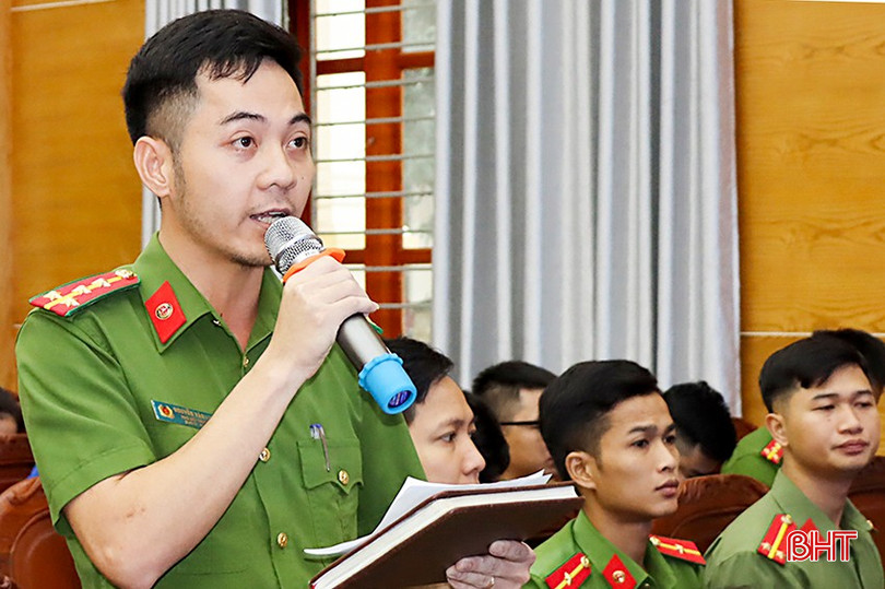 Bí thư Đoàn Công an huyện Nguyễn Văn Linh nêu câu hỏi liên quan đến việc thực hiện chỉ tiêu thanh niên được ứng dụng, triển khai ý tưởng sáng tạo, công trình nghiên cứu khoa học phục vụ sản xuất và đời sống theo Quyết định số 12867-QĐ/UBND ngày 12/11/2021 về chương trình phát triển thanh niên Đức Thọ giai đoạn 2021 - 2030. 4-7243.jpg