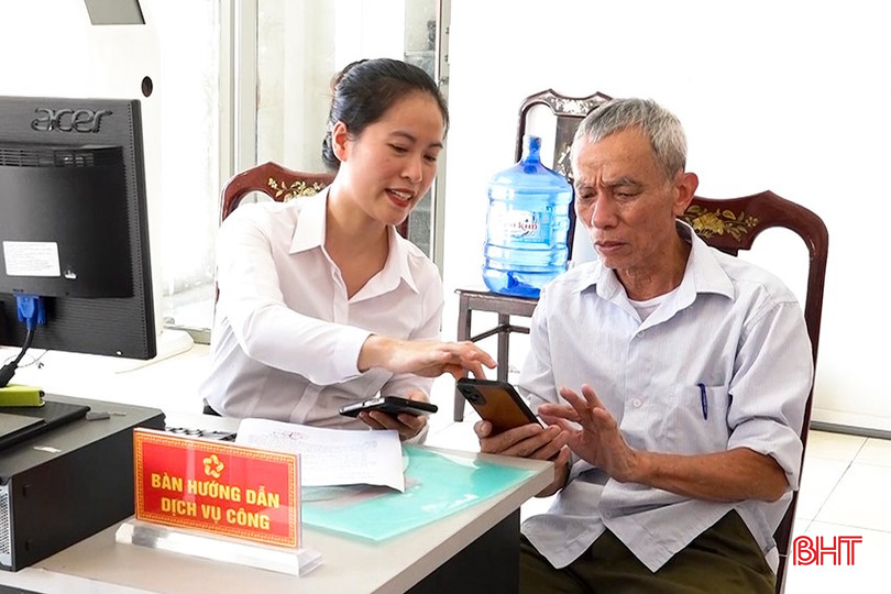 Người dân đến điểm giao dịch một cửa được hướng dẫn thực hiện dịch vụ công một cách chu đáo. 7.jpg