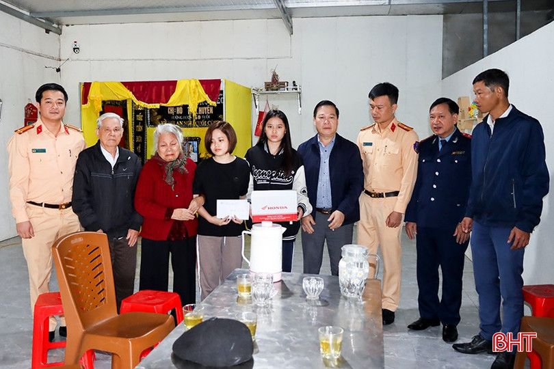 Đoàn đến thăm hỏi gia đình cháu Nguyễn Thị Trà Giang (SN 2003, trú thôn Quang Lộc 2, xã Quang Vĩnh), có mẹ bị tử vong do TNGT vào tháng 9/2024. Bố đi làm ăn xa nên cháu Giang phải thay mẹ chăm sóc 3 em nhỏ.