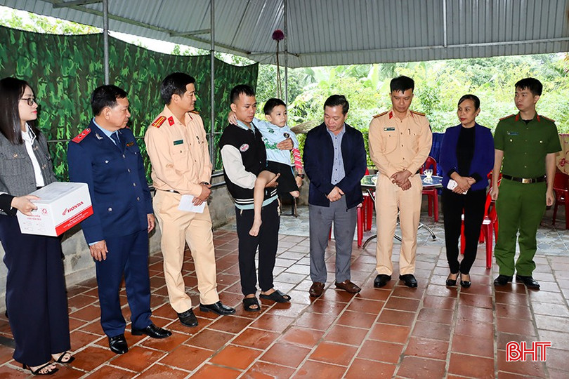 Đoàn công tác đã đến động viên, thăm hỏi gia đình cháu Lê Nguyễn Thành Đạt (SN 2018), bị TNGT phải tháo khớp gối vào tháng 5/2024. Cháu Đạt đã được lắp chân giả và đang tập đi. Gia đình Đạt có hoàn cảnh khó khăn, bố mẹ đi làm ăn xa nên Đạt ở với bà nội.