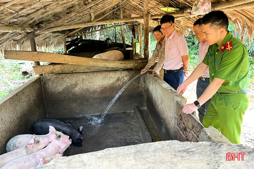 Từ nguồn vốn 100 triệu đồng, anh Nguyễn Ngọc Lĩnh đầu tư xây dựng mô hình chuồng trại chăn nuôi cho thu nhập 100 triệu đồng/năm. bqbht_br_5.jpg